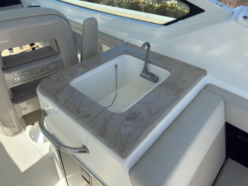 Slide: The Image of Boston Whaler 280 VANTAGE 2023 - 22