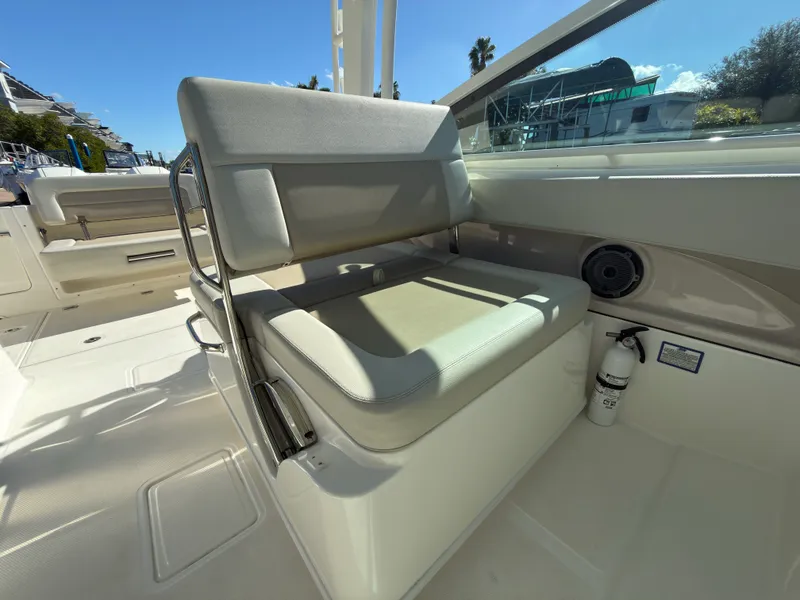 Slide: The Image of Boston Whaler 280 VANTAGE 2023 - 23