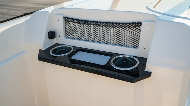 Slide: The Image of Scout 220 Dorado 2026 - 24