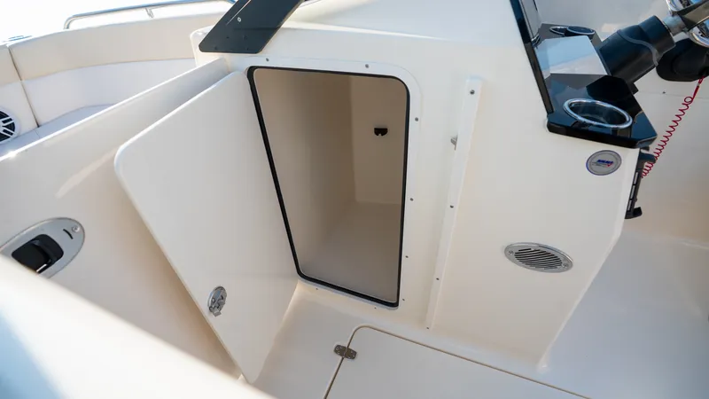 Slide: The Image of Scout 220 Dorado 2026 - 28