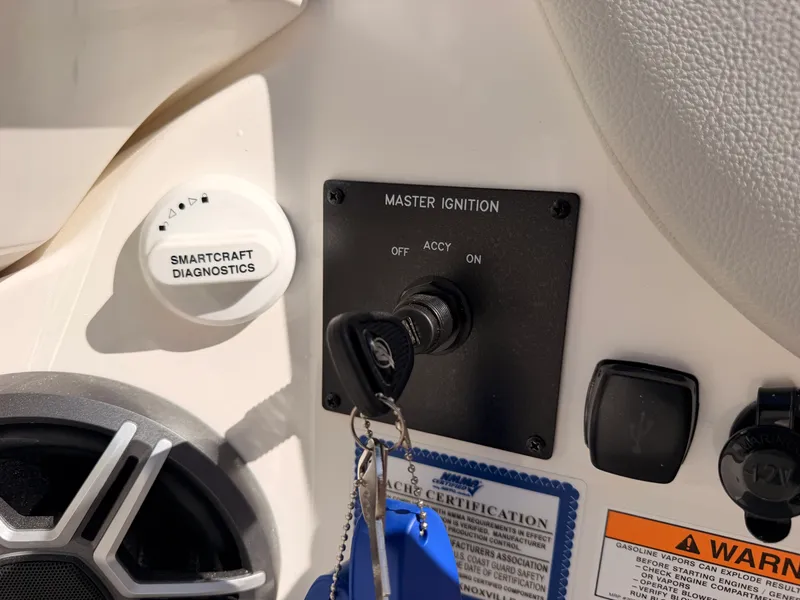 Slide: The Image of Sea Ray SDX 270 2026 - 44
