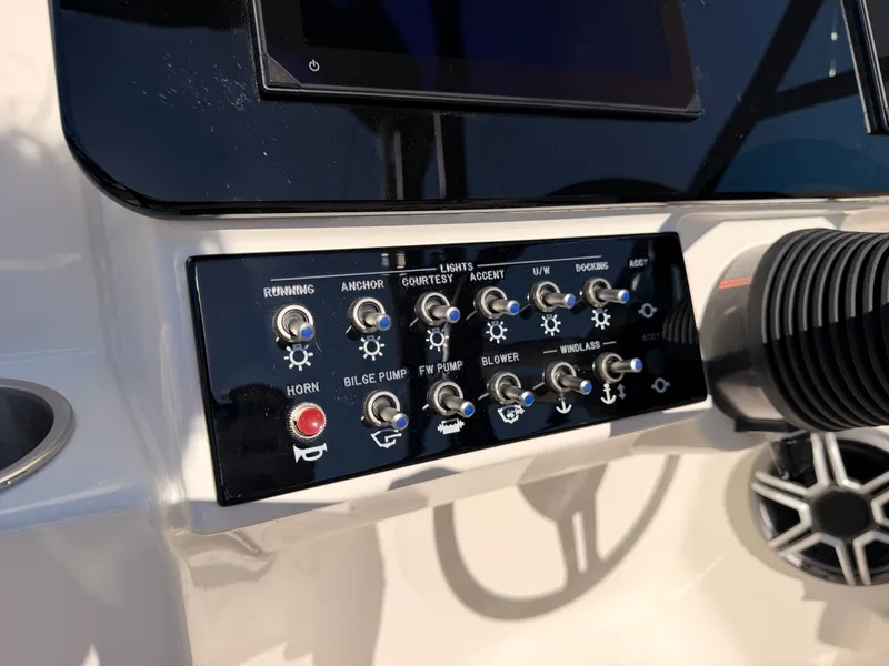 Slide: The Image of Sea Ray SDX 270 2026 - 39