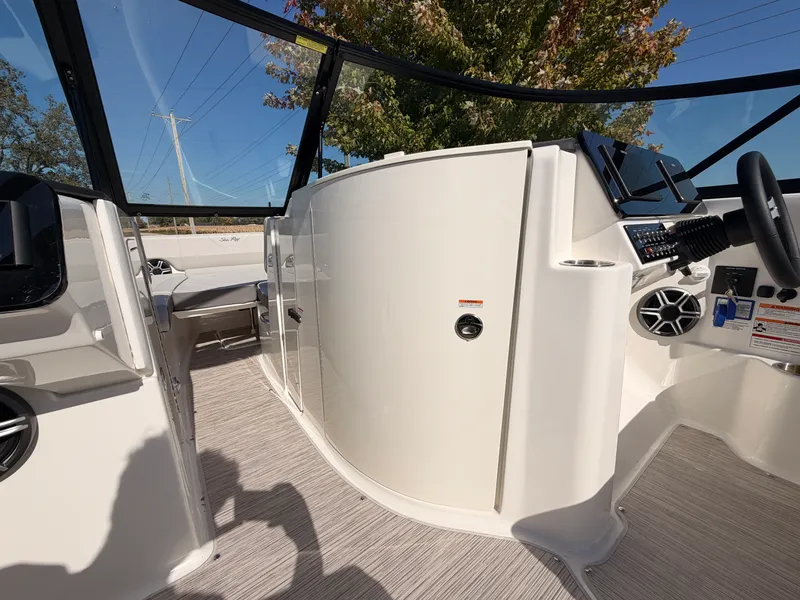 Slide: The Image of Sea Ray SDX 270 2026 - 48