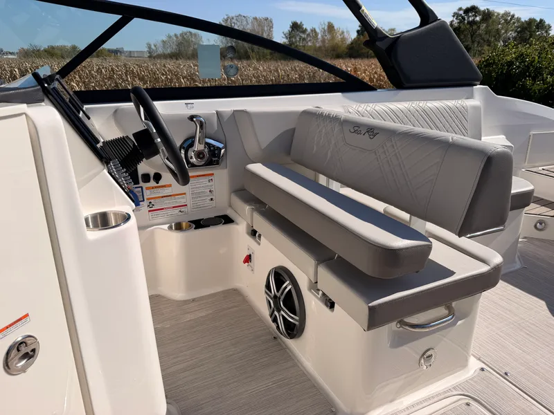 Slide: The Image of Sea Ray SDX 270 2026 - 37