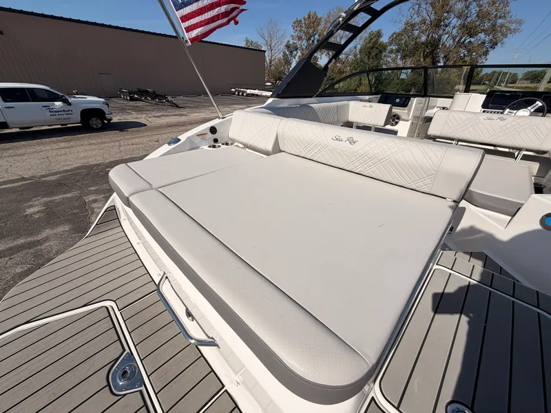 Slide: The Image of Sea Ray SDX 270 2026 - 17