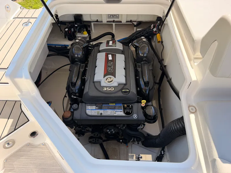 Slide: The Image of Sea Ray SDX 270 2026 - 20