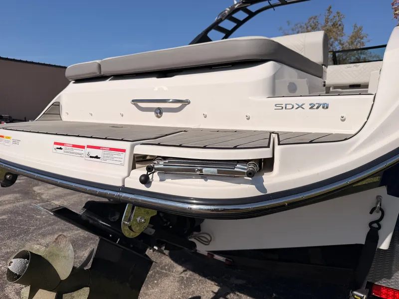 Slide: The Image of Sea Ray SDX 270 2026 - 15