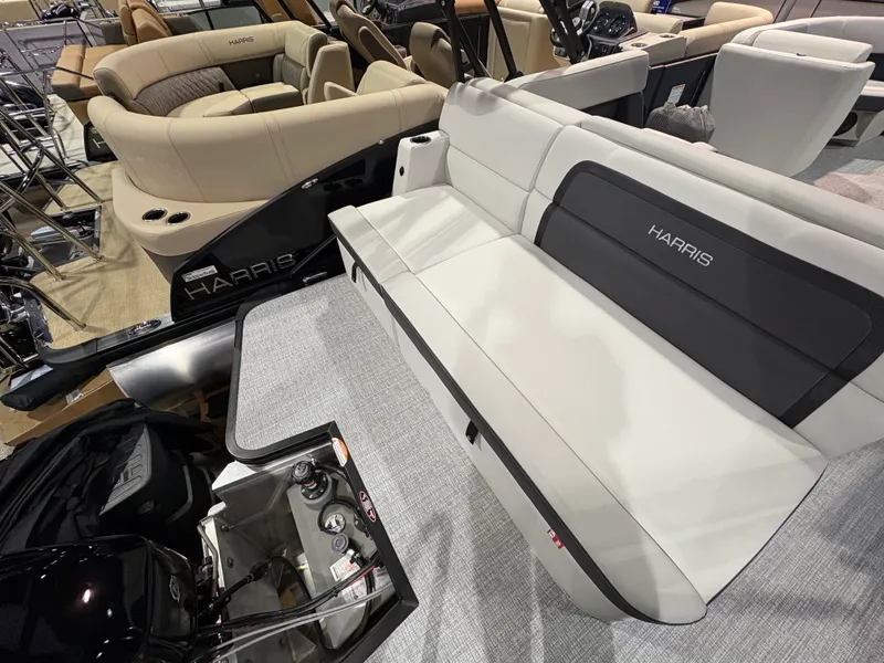 Slide: The Image of Harris Cruiser 190 2026 - 10