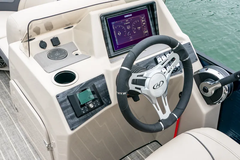 Slide: The Image of Harris Cruiser 190 2026 - 11