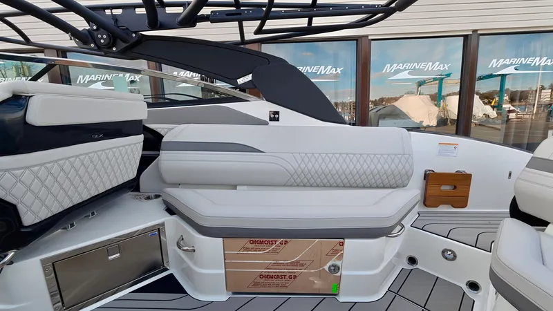 Slide: The Image of Sea Ray SLX 280 Outboard 2026 - 13