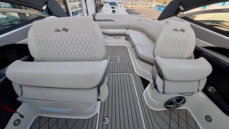 Slide: The Image of Sea Ray SLX 280 Outboard 2026 - 17