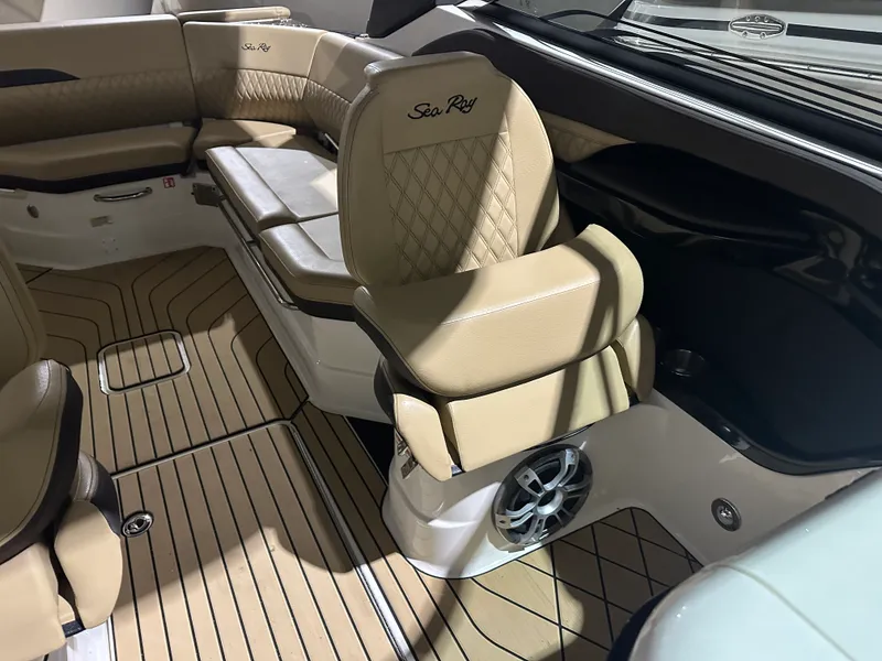 Slide: The Image of Sea Ray SLX 280 2025 - 12