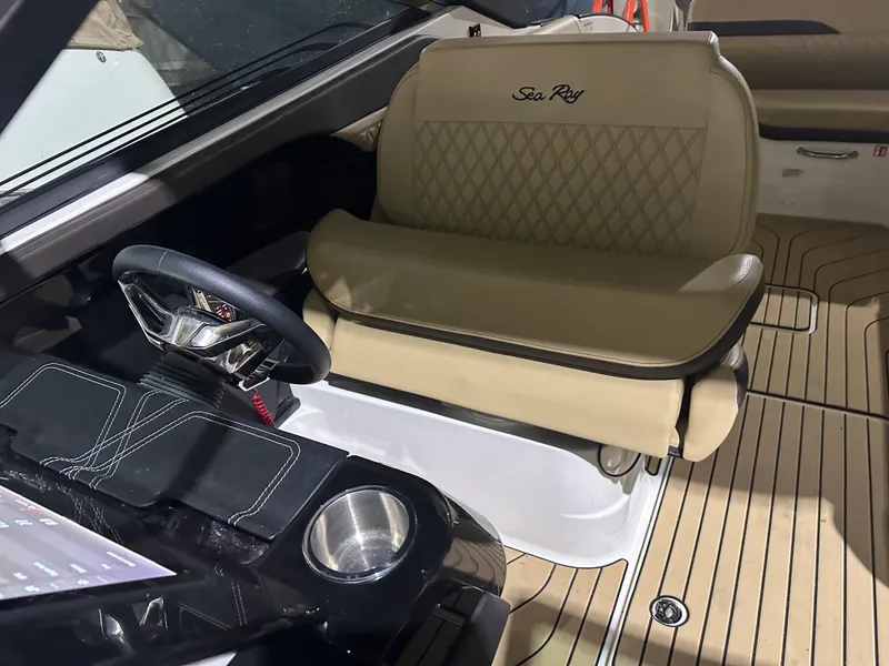 Slide: The Image of Sea Ray SLX 280 2025 - 13