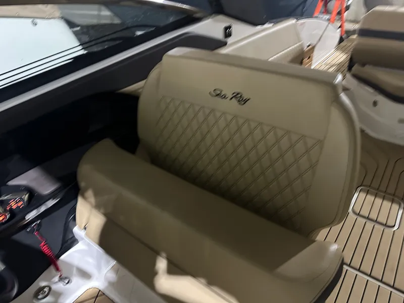 Slide: The Image of Sea Ray SLX 280 2025 - 15