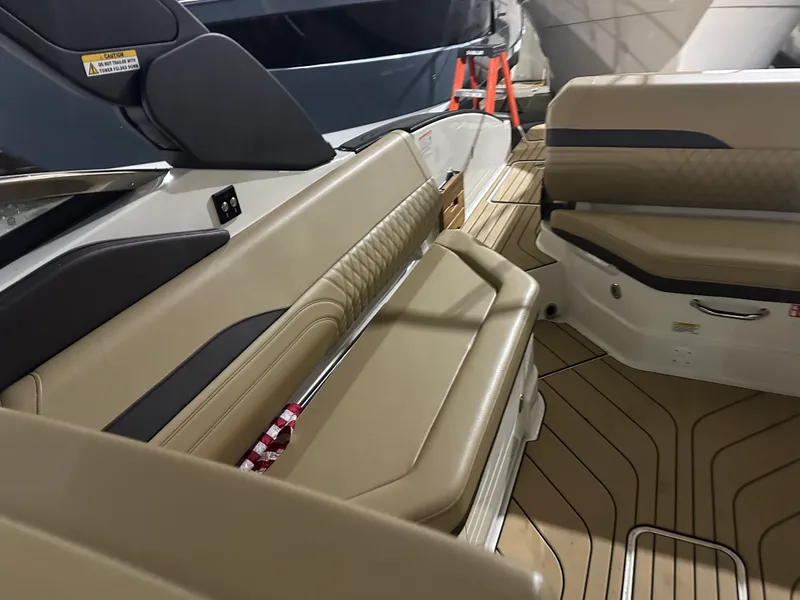 Slide: The Image of Sea Ray SLX 280 2025 - 17