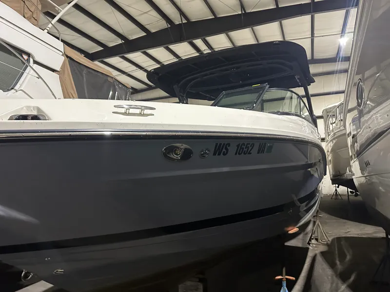 Slide: The Image of Sea Ray SLX 280 2025 - 2