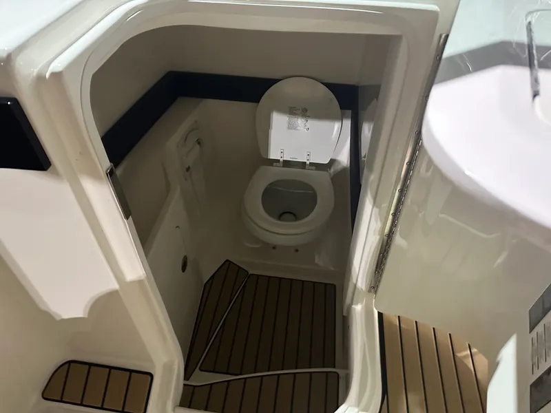 Slide: The Image of Sea Ray SLX 280 2025 - 20