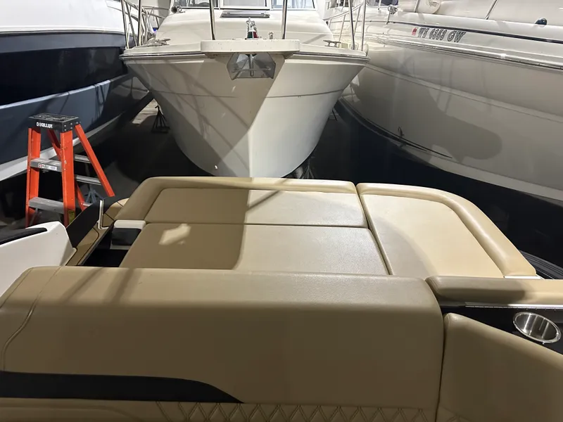 Slide: The Image of Sea Ray SLX 280 2025 - 22