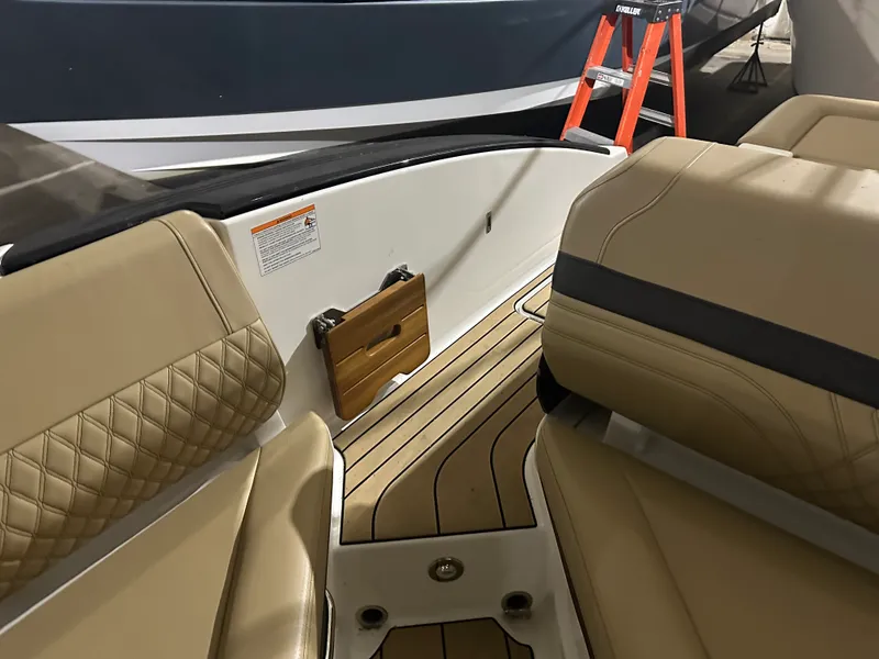 Slide: The Image of Sea Ray SLX 280 2025 - 23