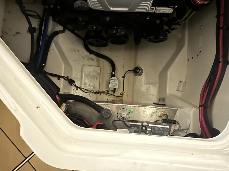 Slide: The Image of Sea Ray SLX 280 2025 - 24