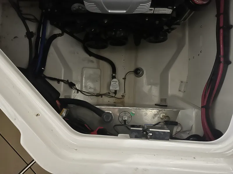 Slide: The Image of Sea Ray SLX 280 2025 - 26