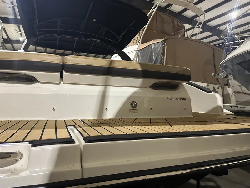 Slide: The Image of Sea Ray SLX 280 2025 - 6