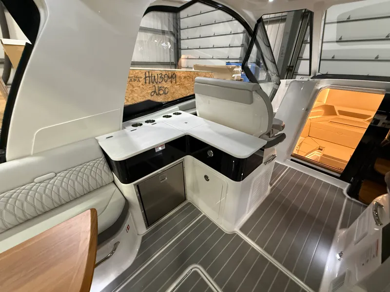 Slide: The Image of Sea Ray Sundancer 370 2026 - 8