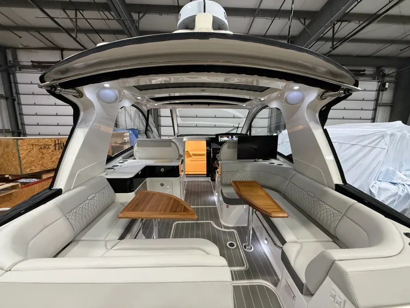 Slide: The Image of Sea Ray Sundancer 370 2026 - 7