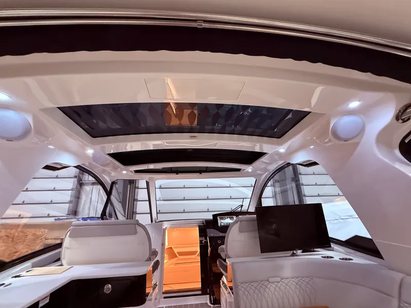 Slide: The Image of Sea Ray Sundancer 370 2026 - 18