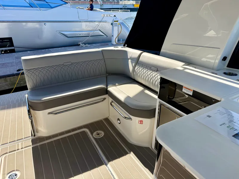 Slide: The Image of Sea Ray Sundancer 370 2026 - 4