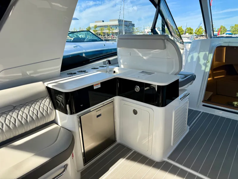 Slide: The Image of Sea Ray Sundancer 370 2026 - 7
