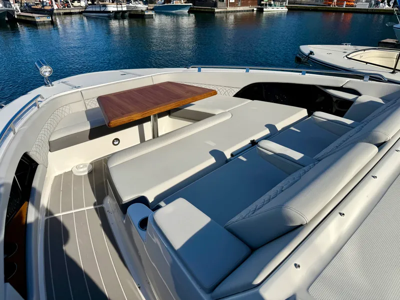 Slide: The Image of Sea Ray Sundancer 370 2026 - 13
