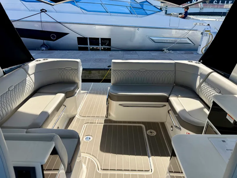 Slide: The Image of Sea Ray Sundancer 370 2026 - 6