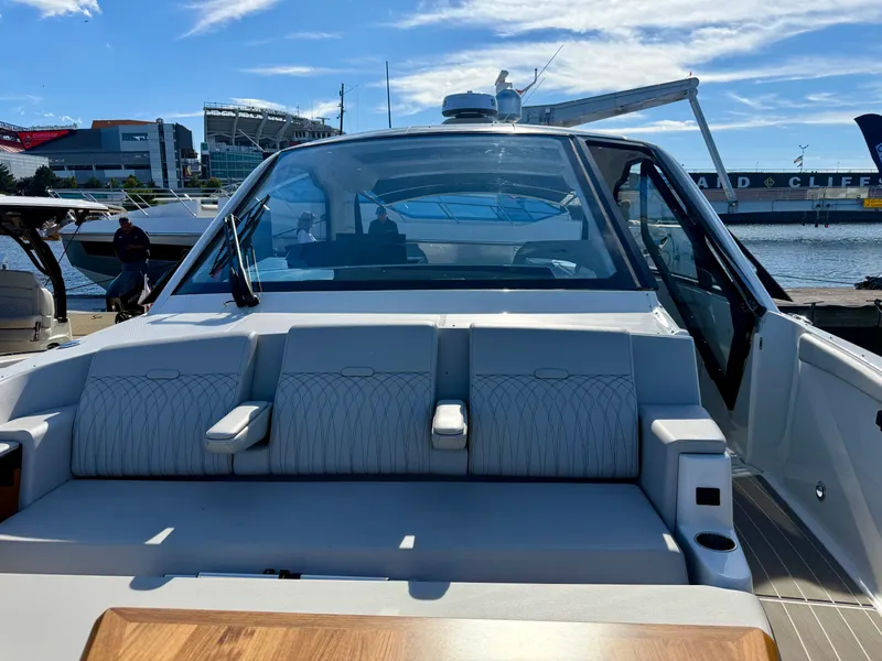 Slide: The Image of Sea Ray Sundancer 370 2026 - 17
