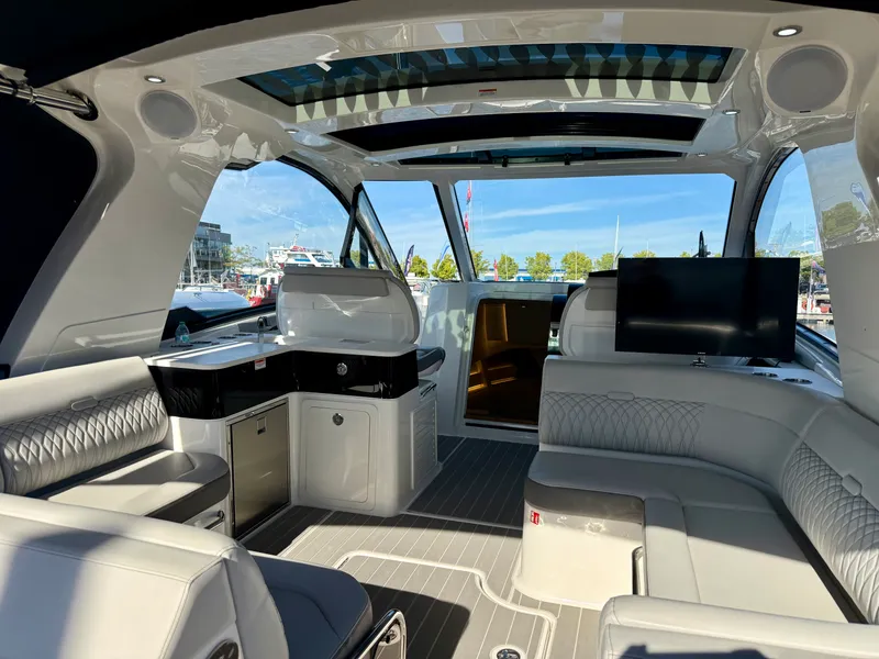 Slide: The Image of Sea Ray Sundancer 370 2026 - 5