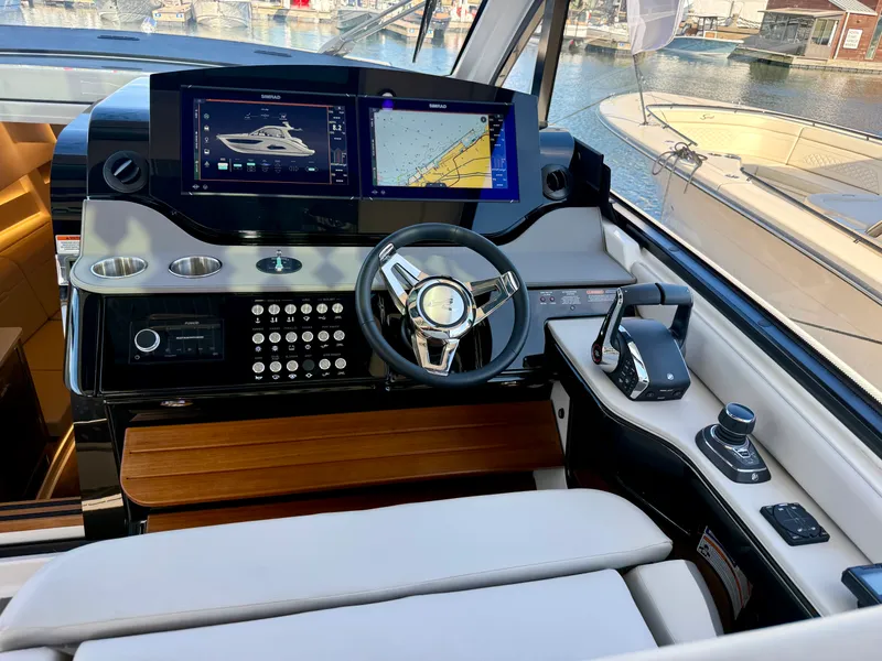 Slide: The Image of Sea Ray Sundancer 370 2026 - 9