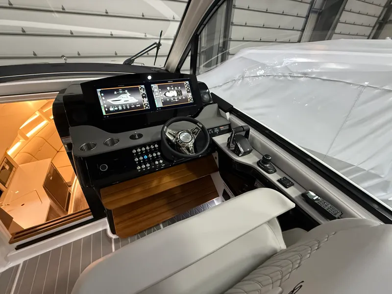 Slide: The Image of Sea Ray Sundancer 370 2026 - 13
