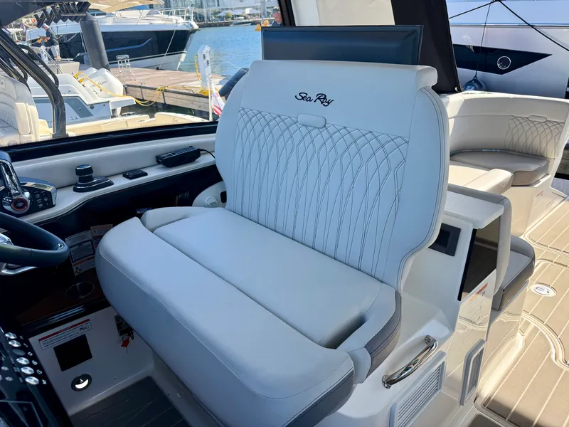Slide: The Image of Sea Ray Sundancer 370 2026 - 10
