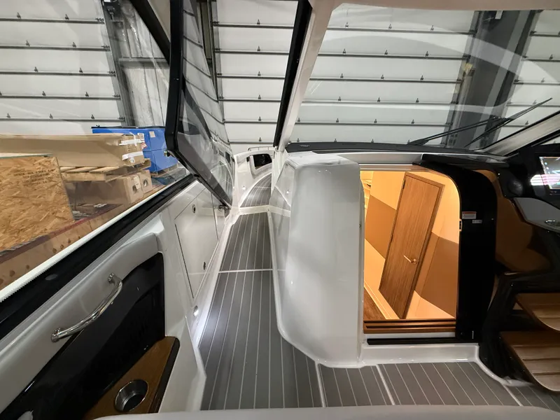 Slide: The Image of Sea Ray Sundancer 370 2026 - 19
