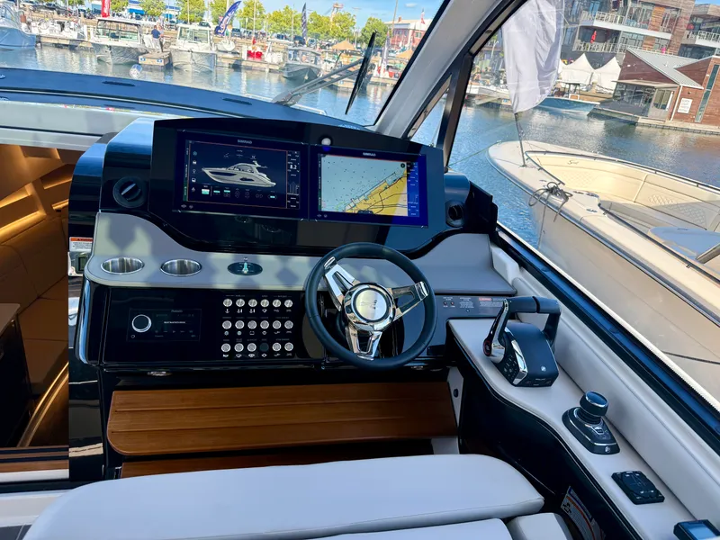 Slide: The Image of Sea Ray Sundancer 370 2026 - 8
