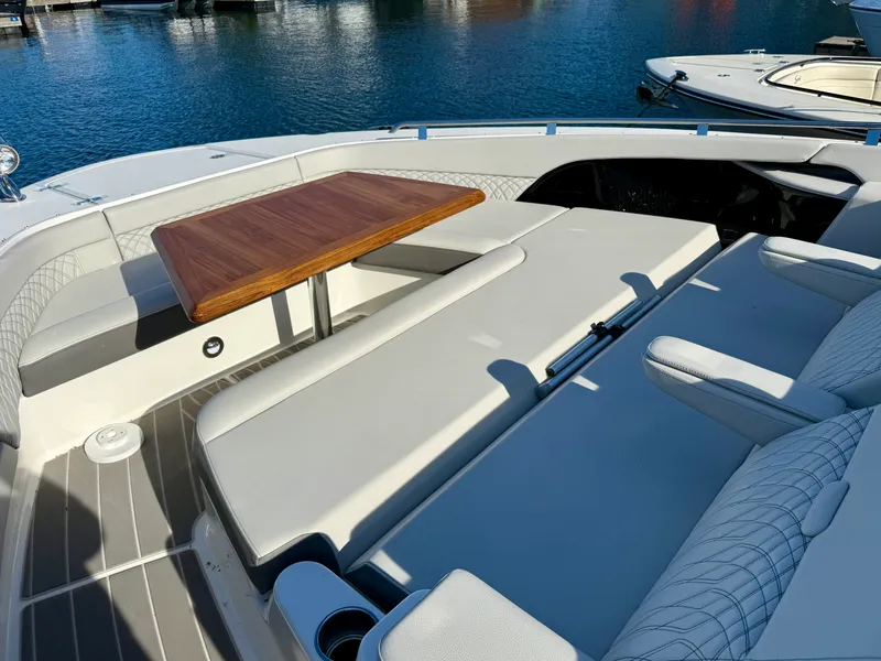 Slide: The Image of Sea Ray Sundancer 370 2026 - 12