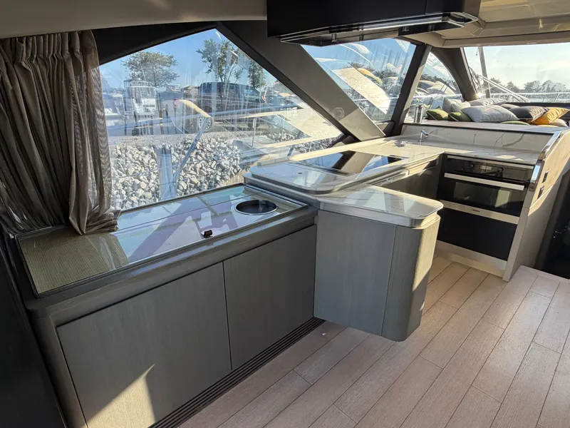 Slide: The Image of Azimut S6 2019 - 18