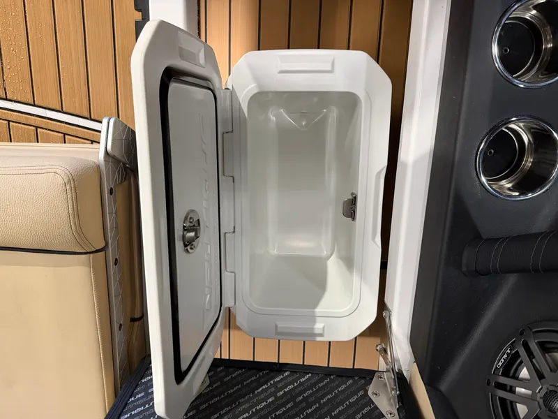 Slide: The Image of Nautique Super Air Nautique S21 2026 - 19