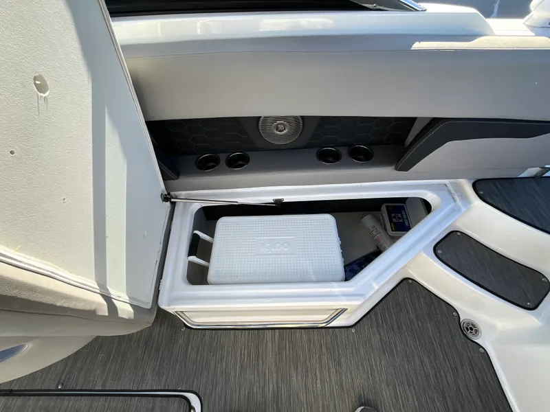 Slide: The Image of Four Winns HD 8 2023 - 10