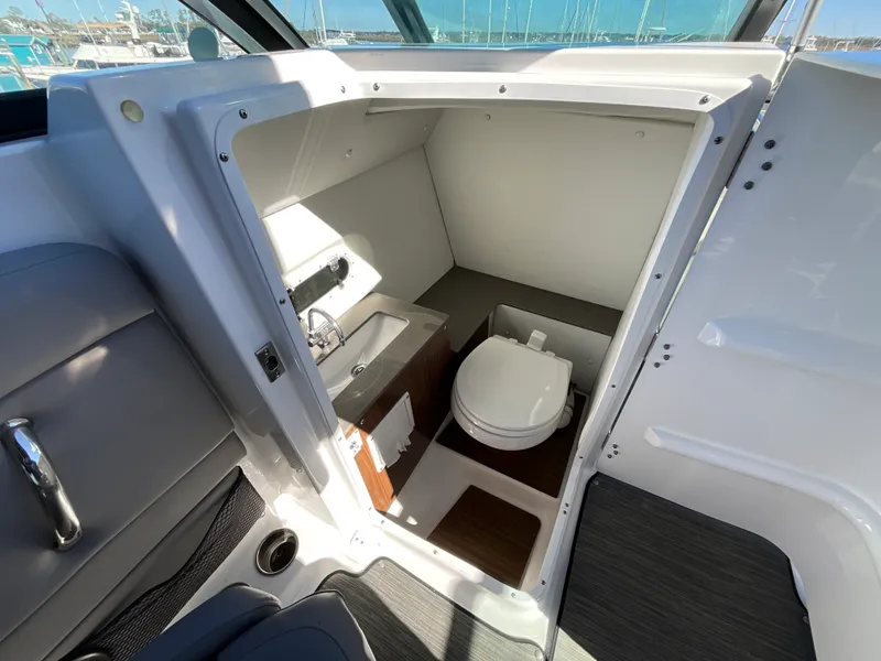 Slide: The Image of Four Winns HD 8 2023 - 25