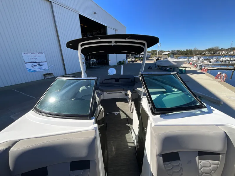 Slide: The Image of Four Winns HD 8 2023 - 27