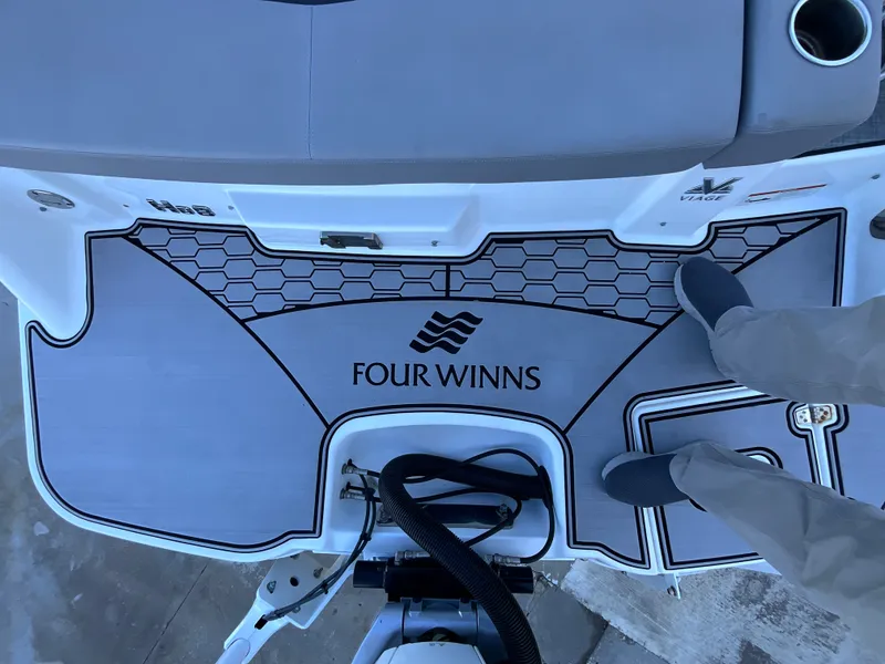 Slide: The Image of Four Winns HD 8 2023 - 33