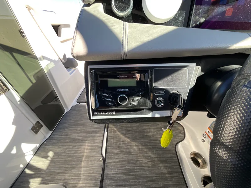 Slide: The Image of Four Winns HD 8 2023 - 41