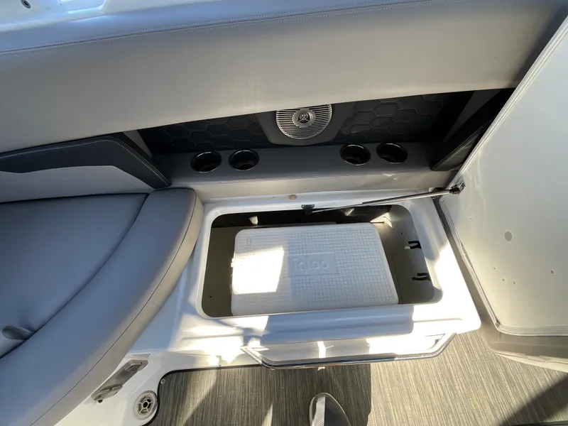 Slide: The Image of Four Winns HD 8 2023 - 9