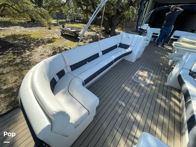 Slide: The Image of Bow Passenger Seating With Storage - 15122297